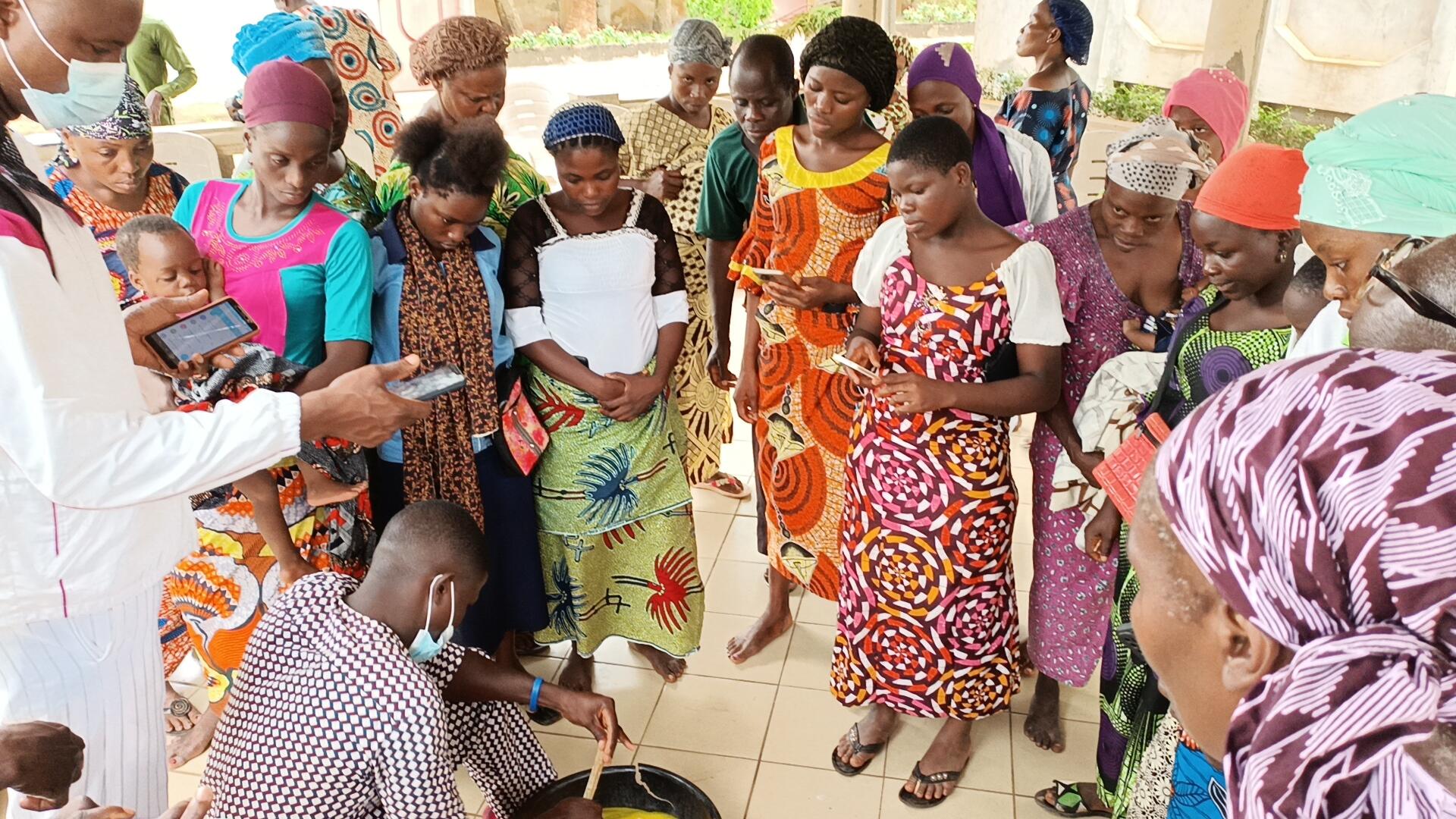 Formation sur le savon liquide et kogi avec une  trentaine de personnes de la communauté