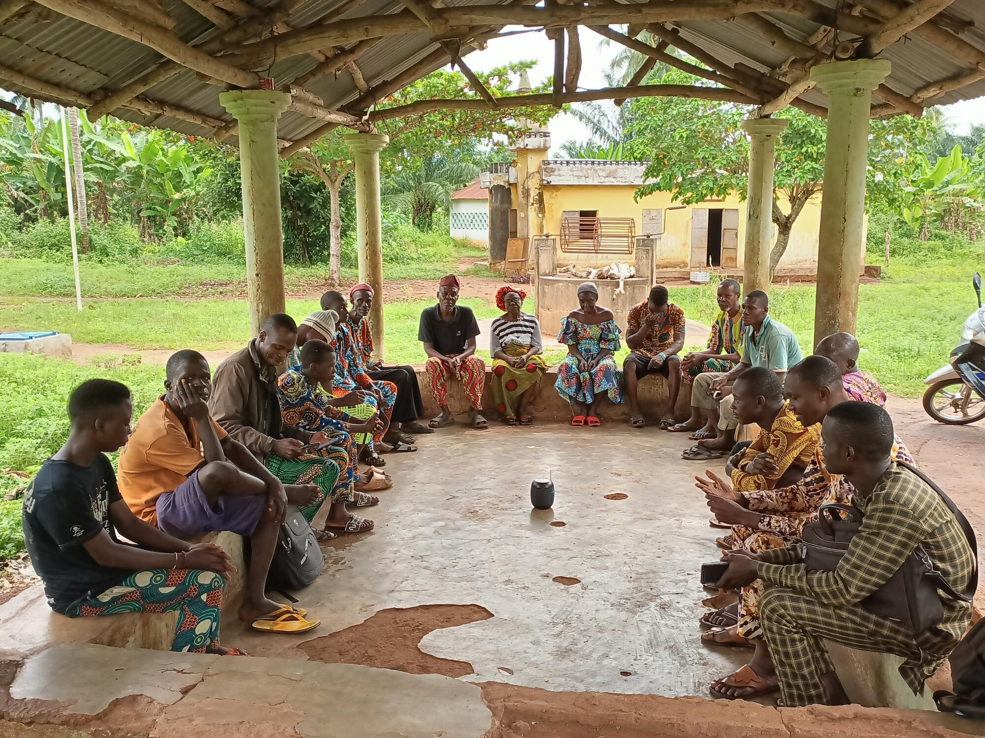 Seance d'ecoute presentielle des histoires bibliques dans le village Adjohun-kolé