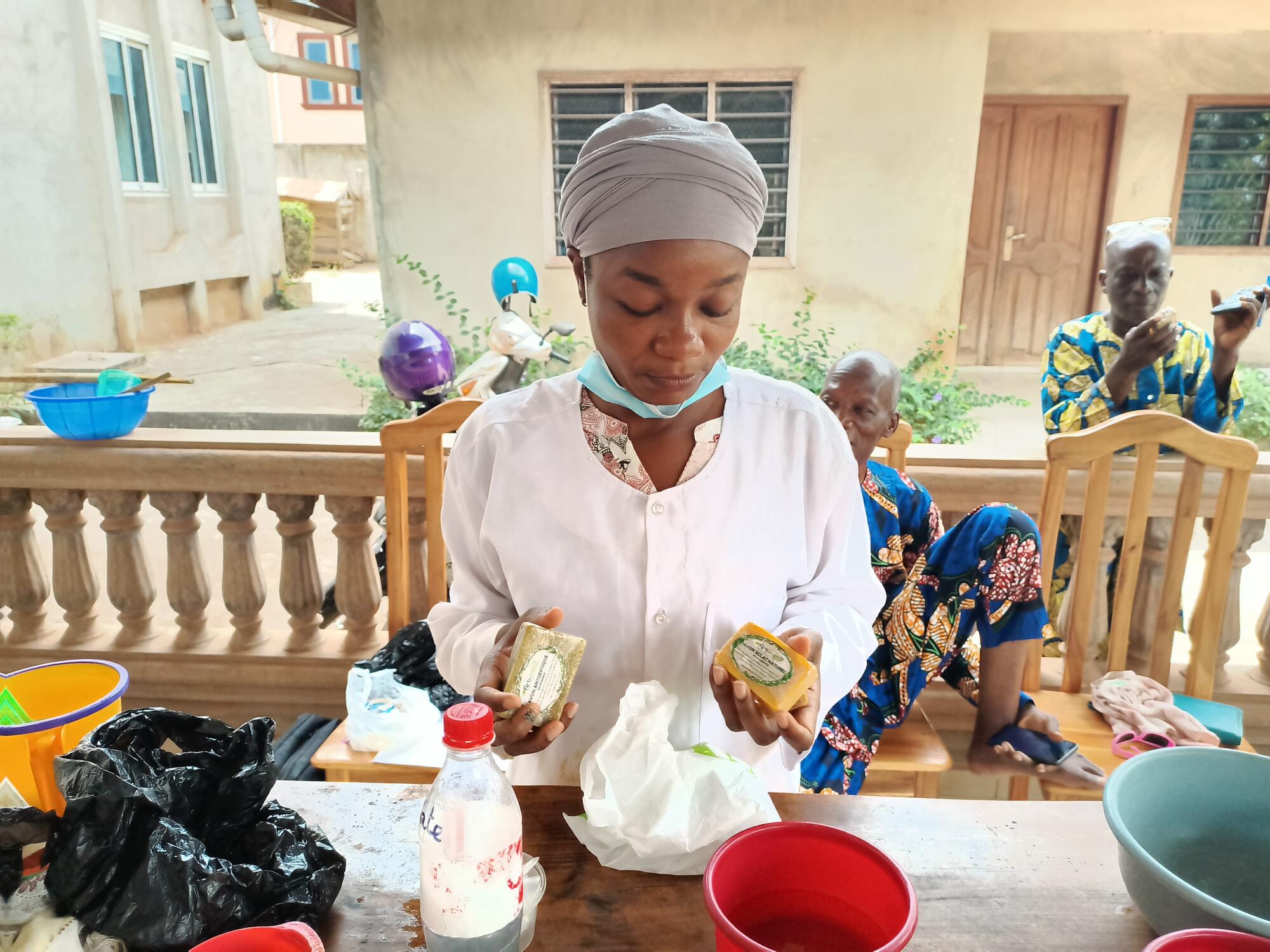 Formation sur la fabrication de savon antiseptique au moringa avec la communauté