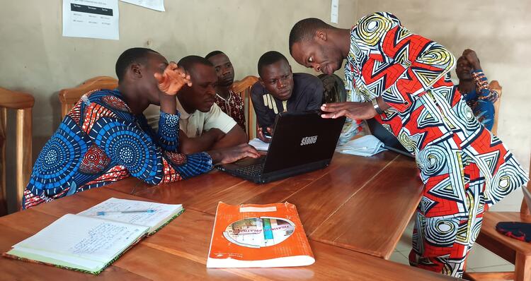 Formation en informatique des leaders d'église à Takon